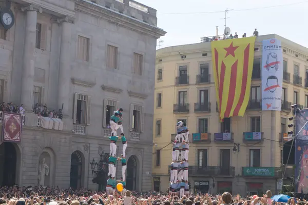 Barcelona, İspanya, 24 Eylül 2017: Bir Castellers yolculuk sırasında kutlama Barcelona'da insanlar. Bağımsızlık ve adalet için claming