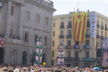 Barcelona, İspanya, 24 Eylül 2017: Bir Castellers yolculuk sırasında kutlama Barcelona'da insanlar. Bağımsızlık ve adalet için claming