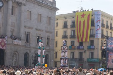 Barcelona, İspanya, 24 Eylül 2017: Bir Castellers yolculuk sırasında kutlama Barcelona'da insanlar. Bağımsızlık ve adalet için claming