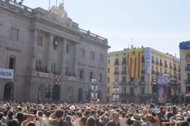 Barcelona, İspanya, 24 Eylül 2017: Bir Castellers yolculuk sırasında kutlama Barcelona'da insanlar. Bağımsızlık ve adalet için claming