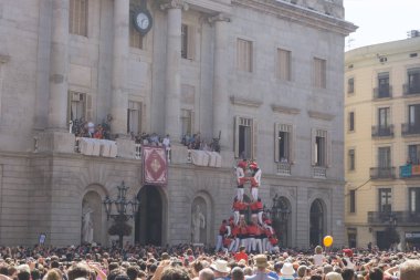 Barcelona, İspanya, 24 Eylül 2017: Castellers Barselona La Merce kutlama sırasında. Plaza Sant Jaume, city Hall.
