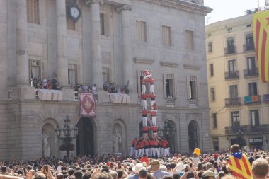 Barcelona, İspanya, 24 Eylül 2017: Castellers Barselona La Merce kutlama sırasında. Plaza Sant Jaume, city Hall.