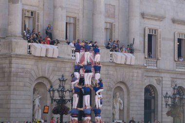 Barcelona, İspanya, 24 Eylül 2017: Castellers Barselona La Merce kutlama sırasında. Plaza Sant Jaume, city Hall.