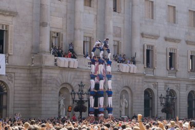 Barcelona, İspanya, 24 Eylül 2017: Castellers Barselona La Merce kutlama sırasında. Plaza Sant Jaume, city Hall.