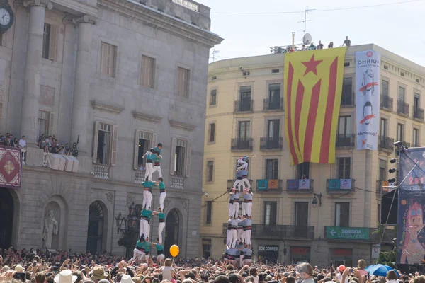 Barcelona, İspanya, 24 Eylül 2017: Bir Castellers yolculuk sırasında kutlama Barcelona'da insanlar. Bağımsızlık ve adalet için claming