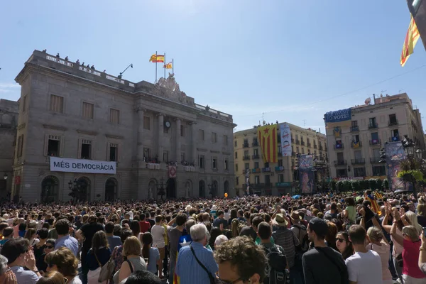 Barcelona, İspanya, 24 Eylül 2017: Bir Castellers yolculuk sırasında kutlama Barcelona'da insanlar. Bağımsızlık ve adalet için claming