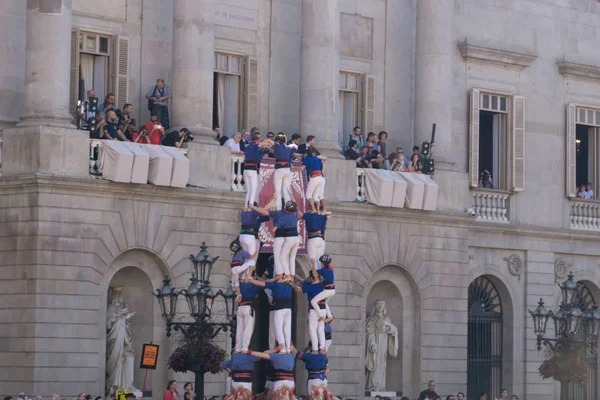 Barcelona, İspanya, 24 Eylül 2017: Castellers Barselona La Merce kutlama sırasında. Plaza Sant Jaume, city Hall.