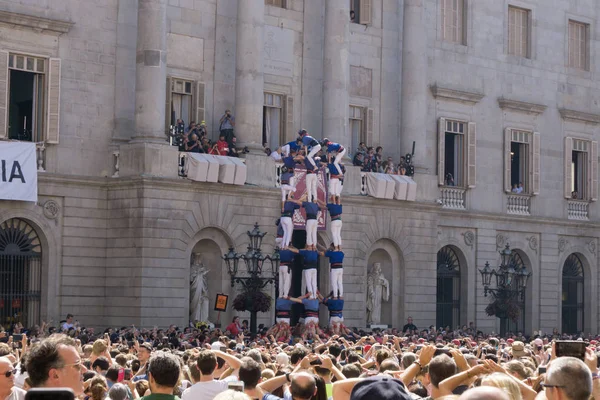 Barcelona, İspanya, 24 Eylül 2017: Castellers Barselona La Merce kutlama sırasında. Plaza Sant Jaume, city Hall.
