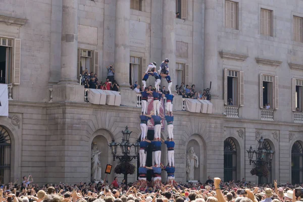 Barcelona, İspanya, 24 Eylül 2017: Castellers Barselona La Merce kutlama sırasında. Plaza Sant Jaume, city Hall.