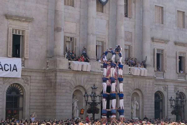 Barcelona, İspanya, 24 Eylül 2017: Castellers Barselona La Merce kutlama sırasında. Plaza Sant Jaume, city Hall.