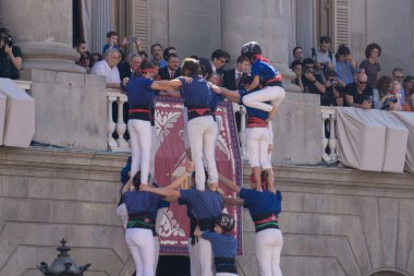 Barcelona, İspanya, 24 Eylül 2017: Castellers Barselona La Merce kutlama sırasında. Plaza Sant Jaume, city Hall.