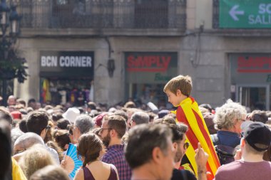 Barcelona, İspanya, 24 Eylül 2017: Bir Castellers yolculuk sırasında kutlama Barcelona'da insanlar. Bağımsızlık ve adalet için claming