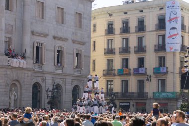 Barcelona, İspanya, 24 Eylül 2017: Castellers Barselona La Merce kutlama sırasında. Plaza Sant Jaume, city Hall.