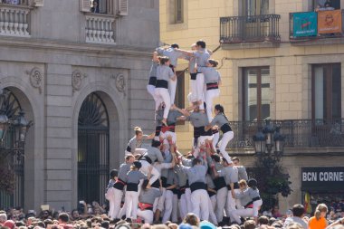 Barcelona, İspanya, 24 Eylül 2017: Castellers Barselona La Merce kutlama sırasında. Plaza Sant Jaume, city Hall.