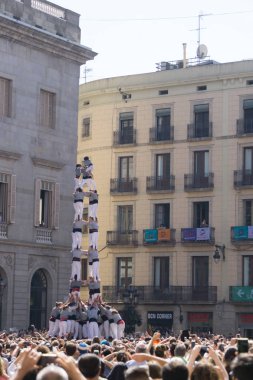 Barcelona, İspanya, 24 Eylül 2017: Castellers Barselona La Merce kutlama sırasında. Plaza Sant Jaume, city Hall.