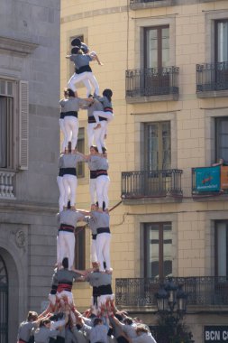 Barcelona, İspanya, 24 Eylül 2017: Castellers Barselona La Merce kutlama sırasında. Plaza Sant Jaume, city Hall.