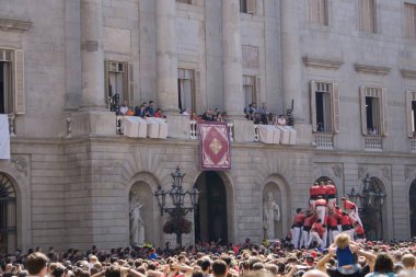 Barcelona, Katalonya, 24 Eylül 2017: Castellers La Merce sırasında Barselona'da parti. Plaza Sant Jaume, city Hall.