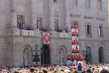 Barcelona, Katalonya, 24 Eylül 2017: Castellers La Merce sırasında Barselona'da parti. Plaza Sant Jaume, city Hall.