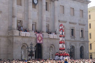 Barcelona, İspanya, 24 Eylül 2017: Castellers Barselona La Merce kutlama sırasında. Plaza Sant Jaume, city Hall.