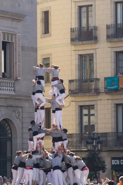 Barcelona, İspanya, 24 Eylül 2017: Castellers Barselona La Merce kutlama sırasında. Plaza Sant Jaume, city Hall.