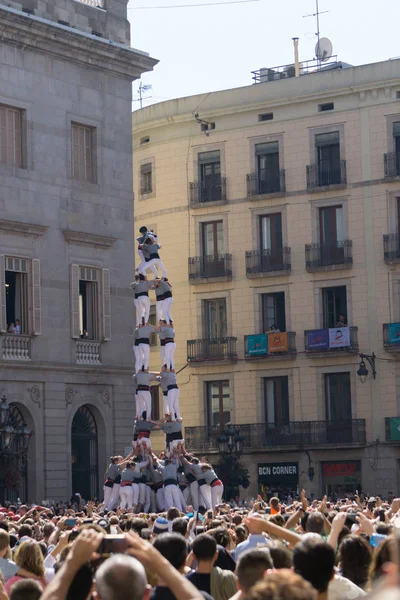Barcelona, İspanya, 24 Eylül 2017: Castellers Barselona La Merce kutlama sırasında. Plaza Sant Jaume, city Hall.