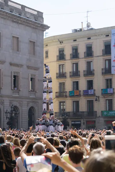 Barcelona, İspanya, 24 Eylül 2017: Castellers Barselona La Merce kutlama sırasında. Plaza Sant Jaume, city Hall.