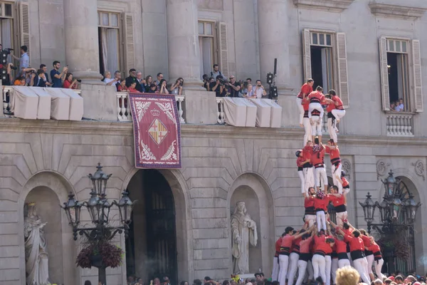 Barcelona, İspanya, 24 Eylül 2017: Castellers Barselona La Merce kutlama sırasında. Plaza Sant Jaume, city Hall.