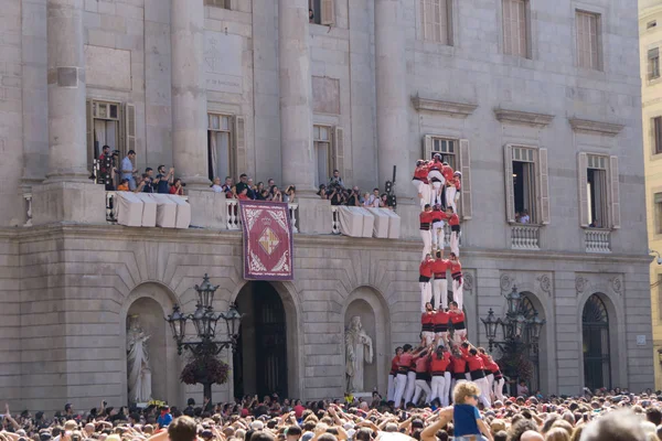 Barcelona, İspanya, 24 Eylül 2017: Castellers Barselona La Merce kutlama sırasında. Plaza Sant Jaume, city Hall.