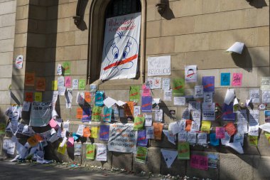 Barcelona, İspanya, 24 Eylül 2017: Sokak claming Adalet ve demokrasi için bağımsızlık Catalunya afişler.