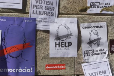 Barcelona, İspanya, 24 Eylül 2017: Sokak claming Adalet ve demokrasi için bağımsızlık Catalunya afişler.