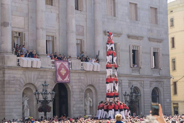 Barcelona, İspanya, 24 Eylül 2017: Castellers Barselona La Merce kutlama sırasında. Plaza Sant Jaume, city Hall.