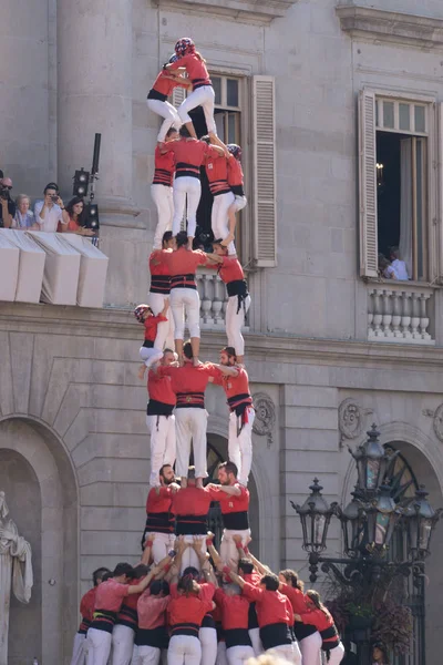Barcelona, İspanya, 24 Eylül 2017: Castellers Barselona La Merce kutlama sırasında. Plaza Sant Jaume, city Hall.