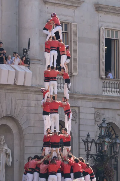 Barcelona, İspanya, 24 Eylül 2017: Castellers Barselona La Merce kutlama sırasında. Plaza Sant Jaume, city Hall.