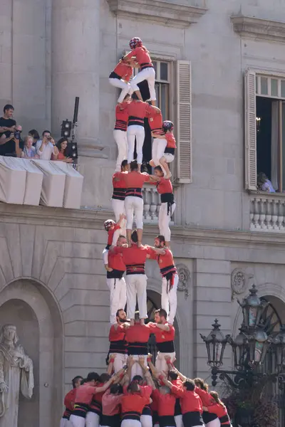 Barcelona, İspanya, 24 Eylül 2017: Castellers Barselona La Merce kutlama sırasında. Plaza Sant Jaume, city Hall.