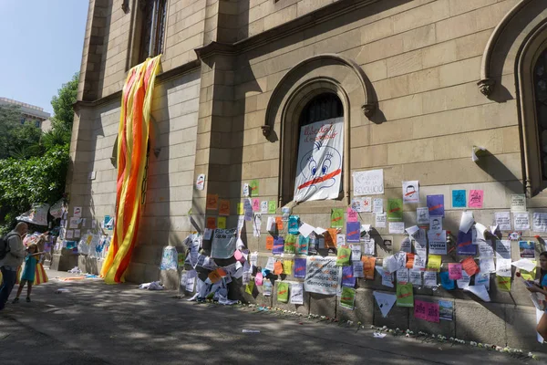 Barcelona, İspanya, 24 Eylül 2017: Sokak claming Adalet ve demokrasi için bağımsızlık Catalunya afişler.