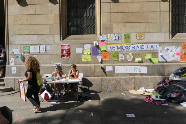 Barcelona, İspanya, 24 Eylül 2017: Sokak claming Adalet ve demokrasi için bağımsızlık Catalunya afişler.