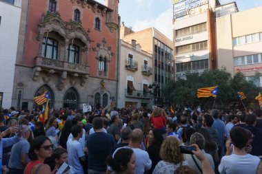 Granollers, Katalonya, İspanya, 3 Ekim 2017: İspanyol polisi müdahale catalonia referandumda 1 Ekim karşı protesto paceful insanlarda.