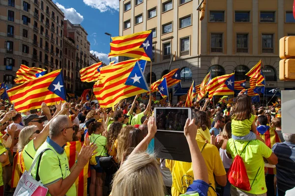 Barcelona, Katalonya, İspanya, 11 Eylül 2017: Ralli Catalunya'nın bağımsızlığını Milli gün boyunca desteği