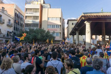 Granollers, Katalonya, İspanya, 3 Ekim 2017: İspanyol polisi müdahale catalonia referandumda 1 Ekim karşı protesto paceful insanlarda.