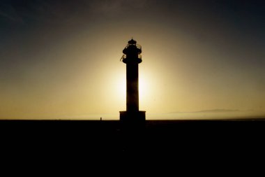 arkadan aydınlatmalı feneri günbatımı sırasında silüeti