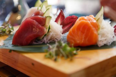hirame balığı, somon sashimi ve ton balıklı sashimi çanak