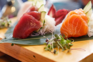 hirame balığı, somon sashimi ve ton balıklı sashimi çanak