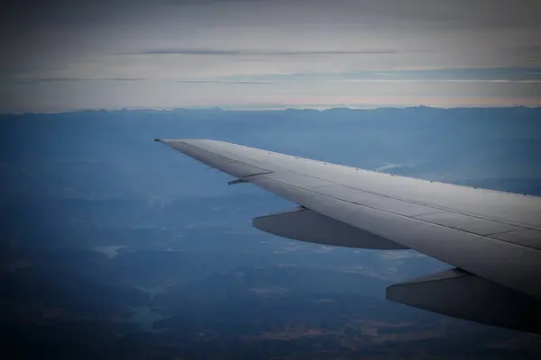 旅行のコンセプト写真 背景の空と飛行機の翼 — ストック写真