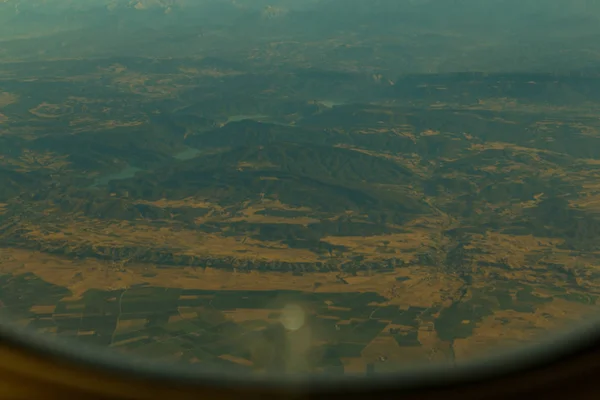 飛行機の窓から見える風景 — ストック写真