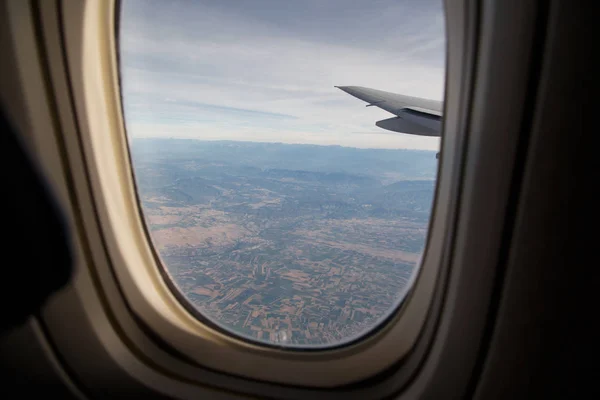 Stäng Upp Flygplan Fönster Med Flygplansvinge Resande Koncept — Stockfoto