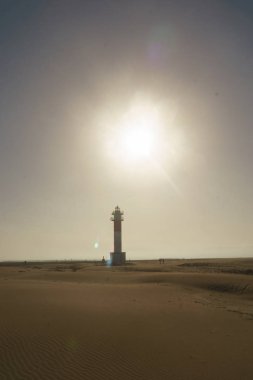 deniz feneri ortasında kum plaj kenarında