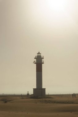 deniz feneri ortasında kum plaj kenarında