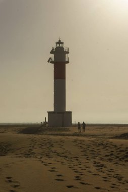 deniz feneri ortasında kum plaj kenarında