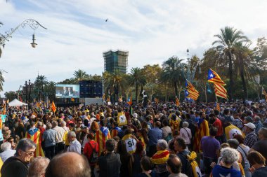 Barcelona, Katalonya, İspanya, 10 Ekim 2017: insanlar Catalunya Passeig Lluis şirketlerinin içinde bağımsızlığı için ralli destek hakkında.