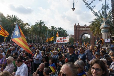 Barcelona, Katalonya, İspanya, 10 Ekim 2017: insanlar Catalunya Passeig Lluis şirketlerinin içinde bağımsızlığı için ralli destek hakkında.